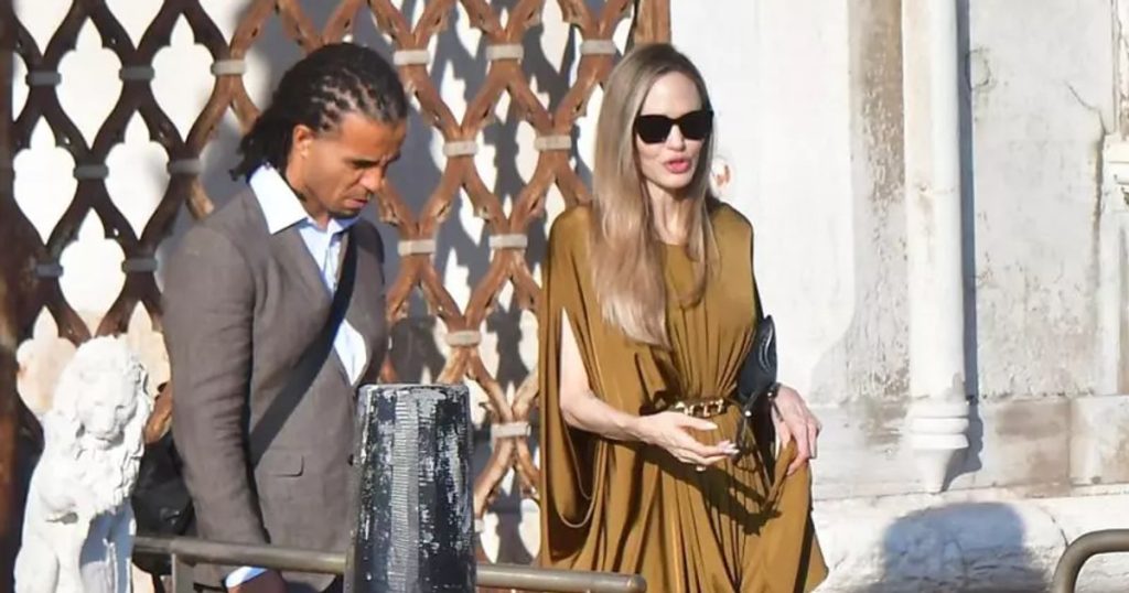 Angelina Jolie, blonde and smiling, after clarifying the publicized "idyll" with Akala