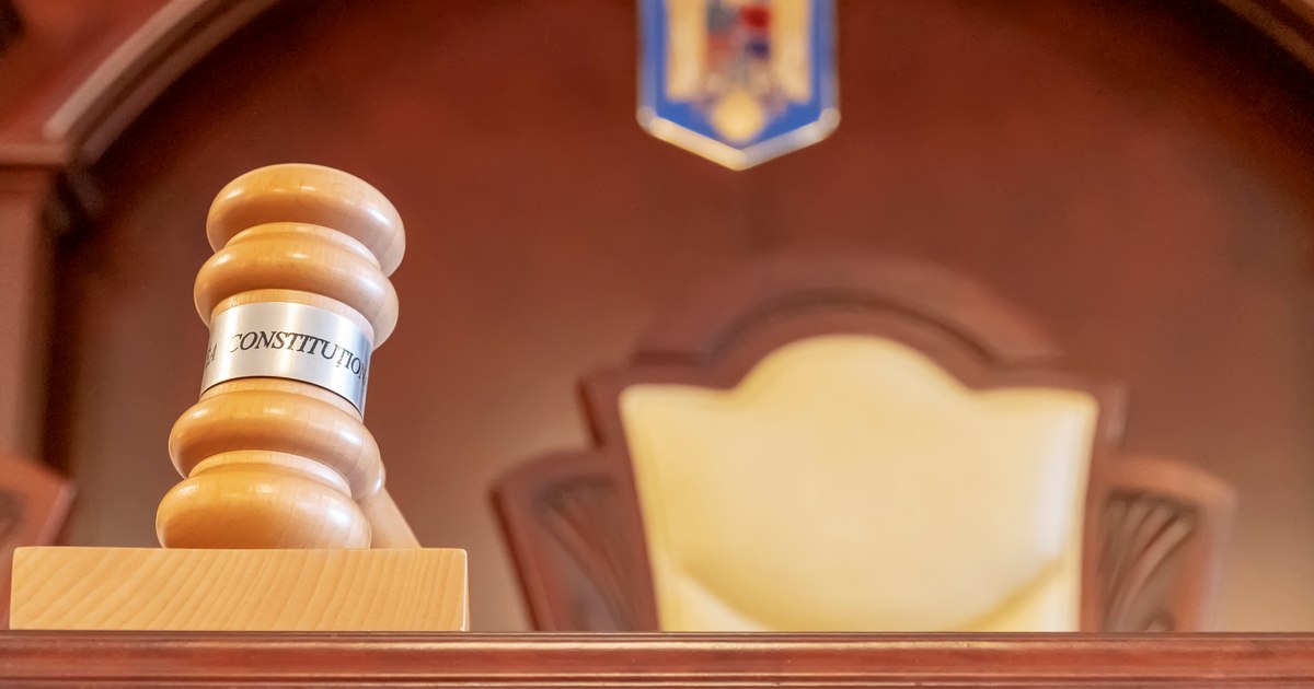 Cum văd specialişti în drept constituțional decizia care a dinamitat prezidențialele: „Șterge din Constituție dreptul la opinie”