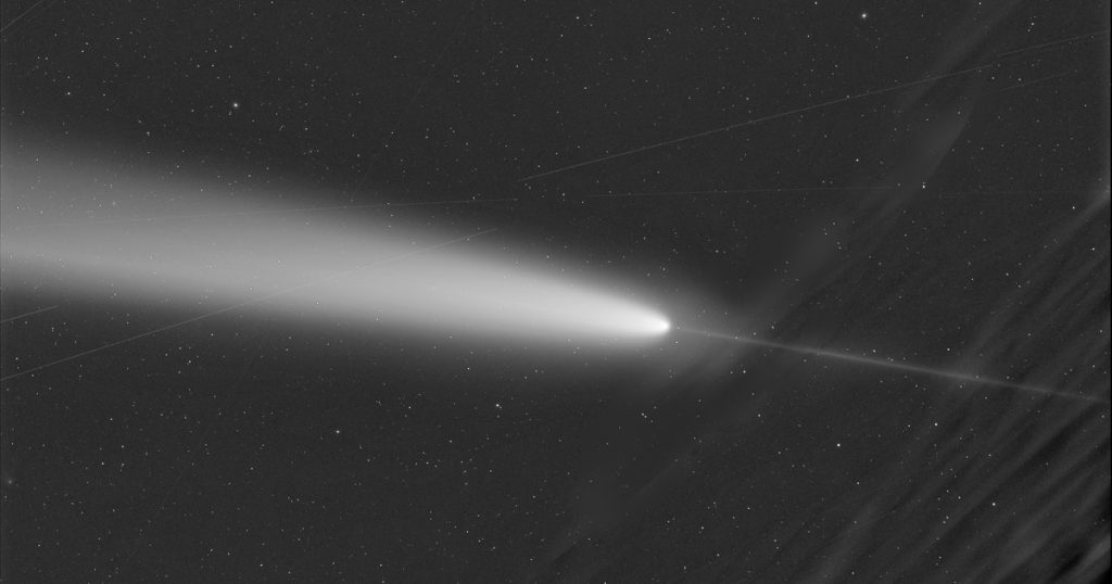 Photo "Comet of the century", visible to the naked eye, surprises astronomers