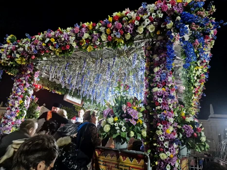 The canopy with the reliquaries of the relics of Saint Parascheva and Saint Pantelimon from Iasi Photo Mihai Florin Pelin