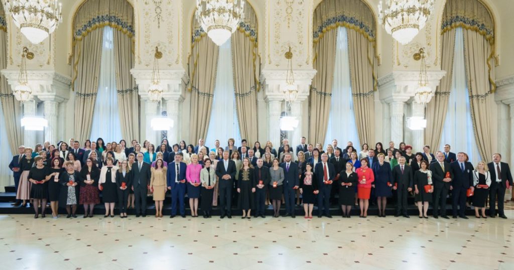 President Iohannis awarded a high school that had two BAC students for "exceptional merits"