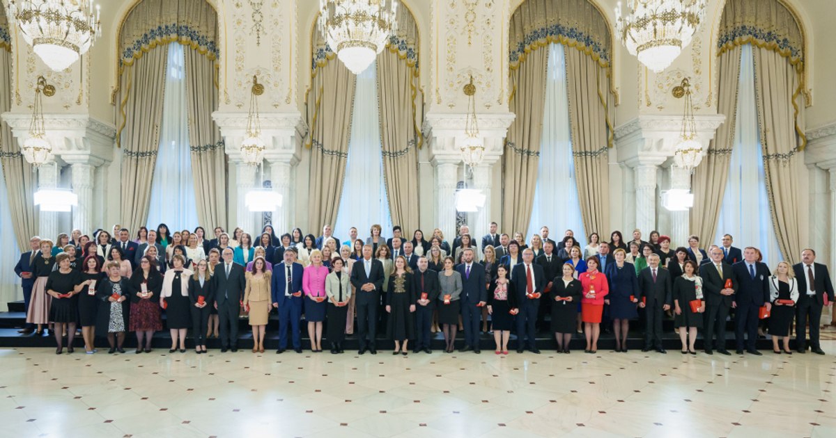 President Iohannis awarded a high school that had two BAC students for "exceptional merits"