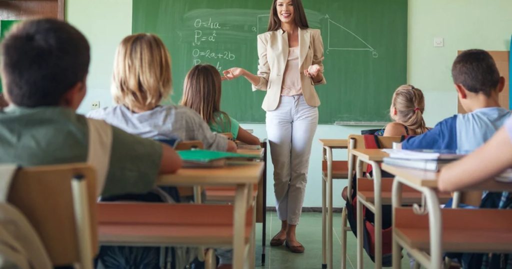 Promulgated law. The teaching and professional career awards will be awarded in October of each year
