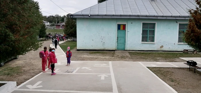 Dozens of children study at Baranca Hudești PHOTO Cosmin Zamfirache