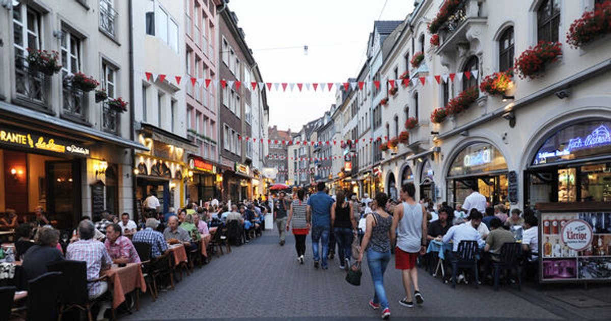 The city that attracts tourists with the "longest bar in the world"