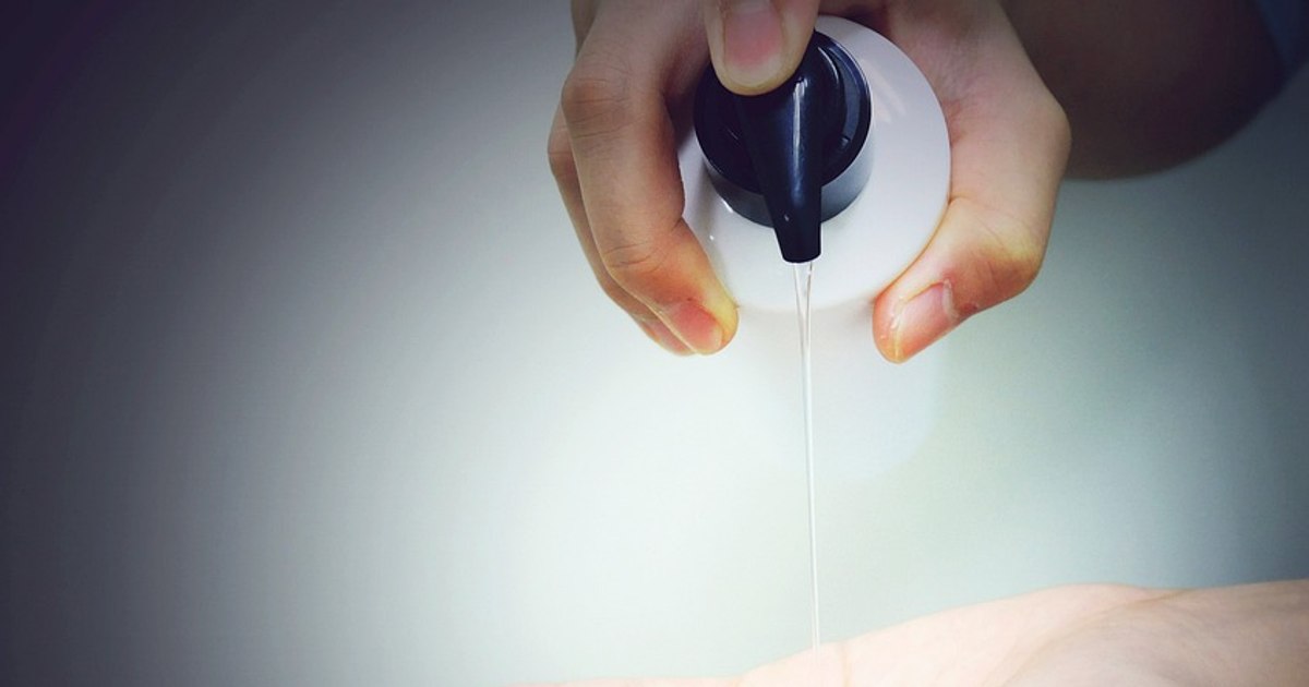 The cosmetics that make us sick. Famous brands and "no name" products share the "serious risk" to health