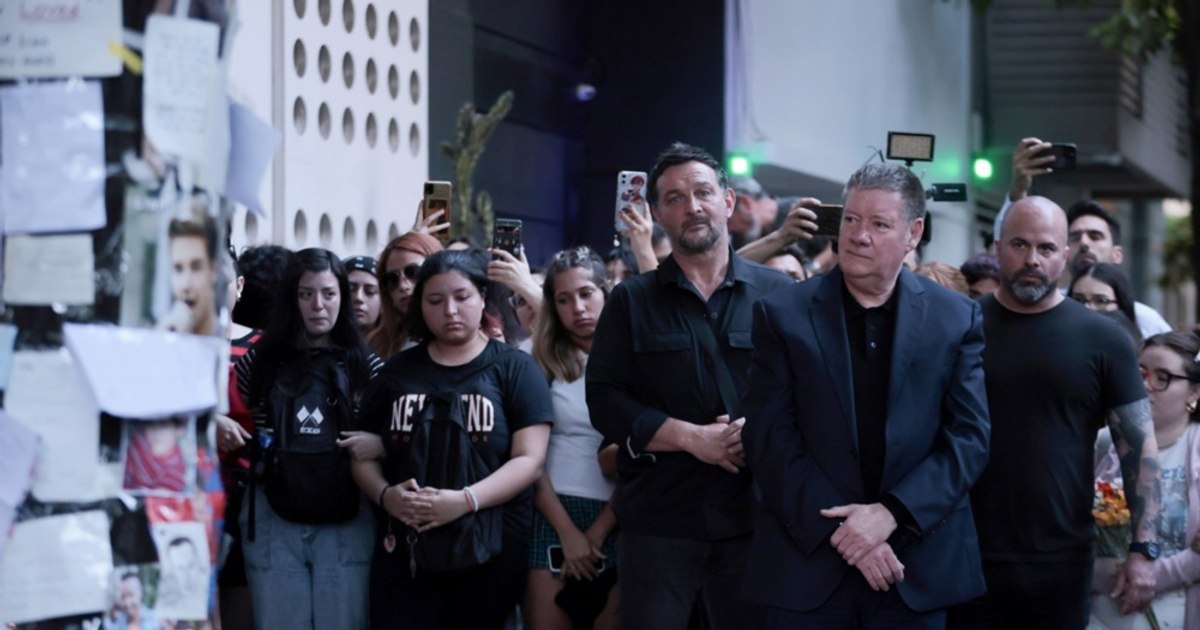 Video Liam Payne's father reads tributes left by fans outside hotel where 'One Direction' star died