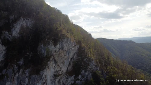 The Streiului Valley in the Șureanu Mountains and the Şipote Waterfall Photo Daniel Guță THE TRUTH (19) JPG