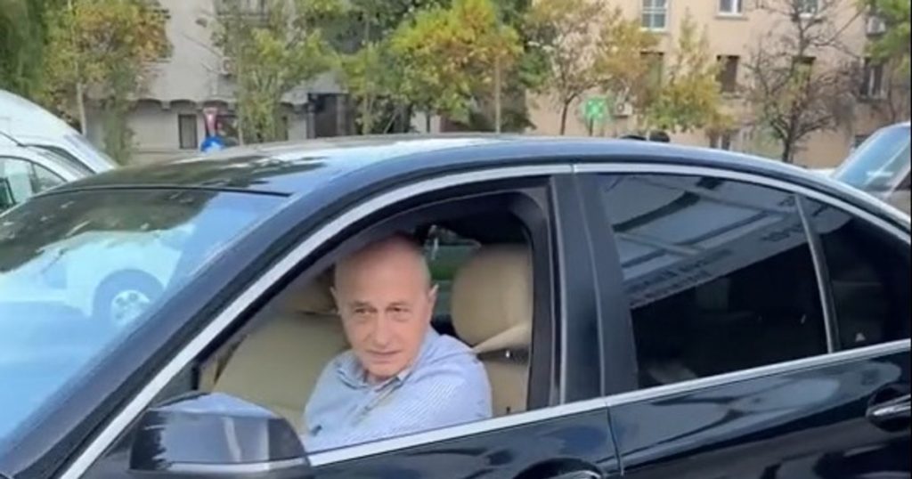 Video Mircea Geoană's reaction to the wave of ironies related to his driving skills. How long did it take to get the car out of the parking lot?