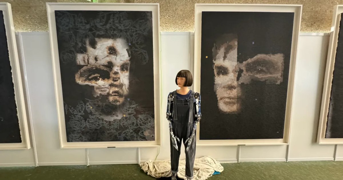 Video The world's first painting robot will sell a painting for a huge amount. The work is being auctioned by an important house