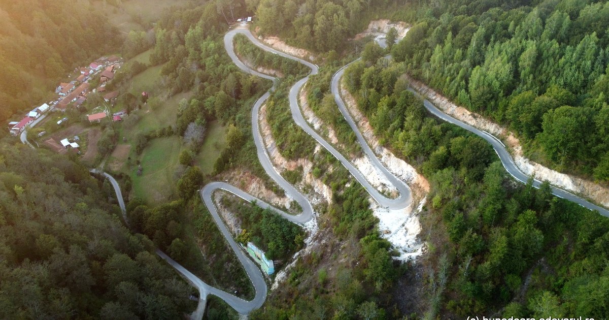 Video Transluncani Road, the "Western Transalpine" blocked in the forest. How does the beautiful road from the Poiana Ruscă Mountains look like