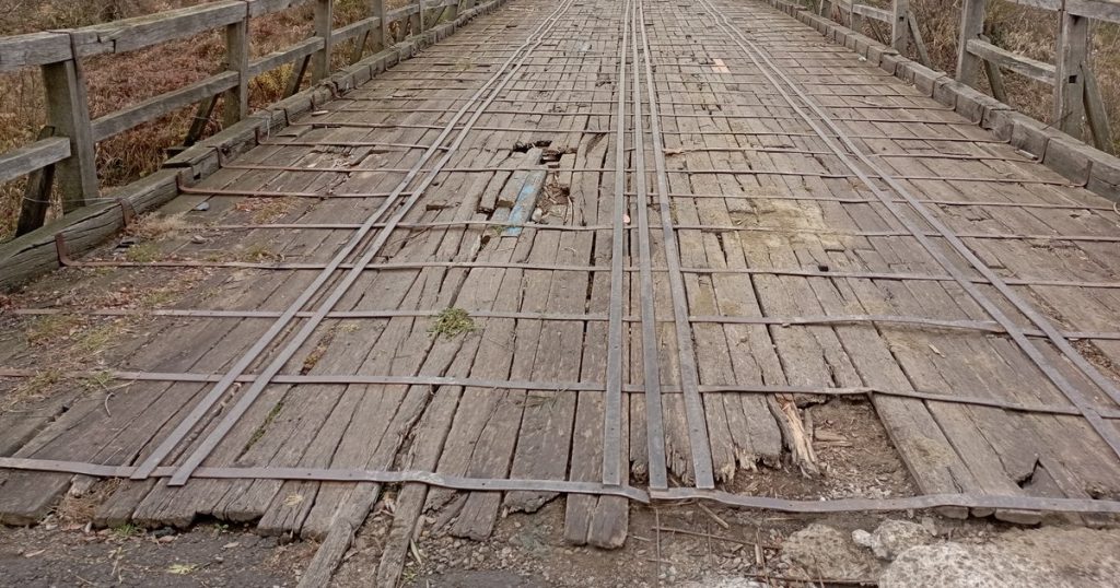Villagers who are on the verge of death every day. In order not to remain isolated, they have to cross a bridge that can collapse at any moment