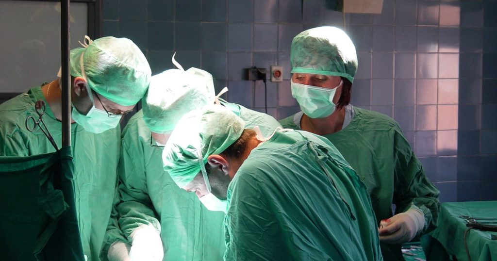 A surgeon's warning: “Only one resident completed General Surgery, in my generation there were 20-30. And the decision-makers are just ragging"