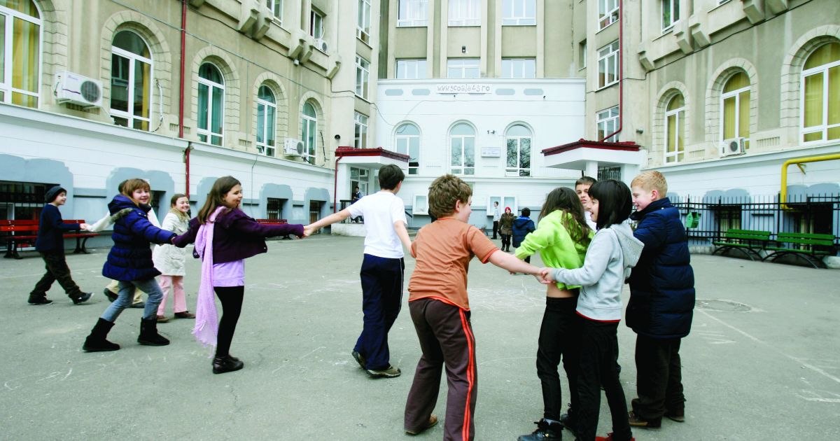 Bureaucracy is suffocating schools in Romania. Teachers no longer want to manage social grants. What the Ministry of Education says