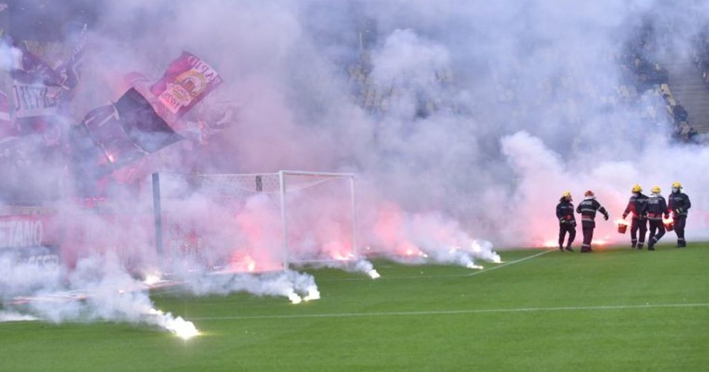 Children used by fans to throw firecrackers into stadiums. "We welcome you to the gallery if you are able to insert three firecrackers"
