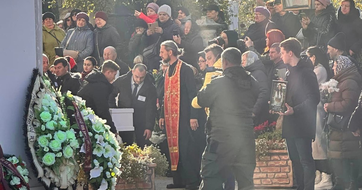 Disturbing images from the funeral of the artist Igor Cuciuc's daughter: "Why, God, did you take my daughter away from me at 17 years old? There is no cure to recover"