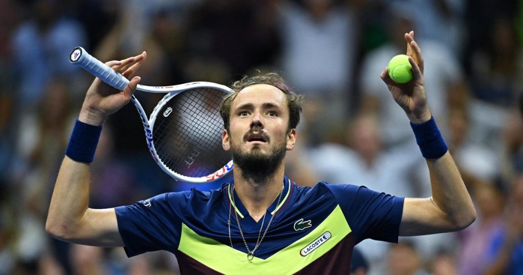 The first match, the first surprise at the Tournament of Champions. Medvedev, whistled profusely after losing his mind on the field