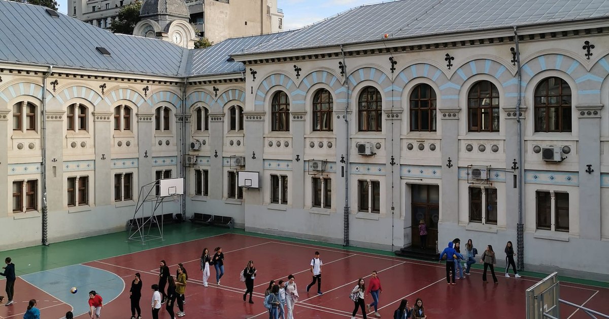 The solution of a top high school in the Capital to make classes more efficient: 12th grade students come to school only three days a week