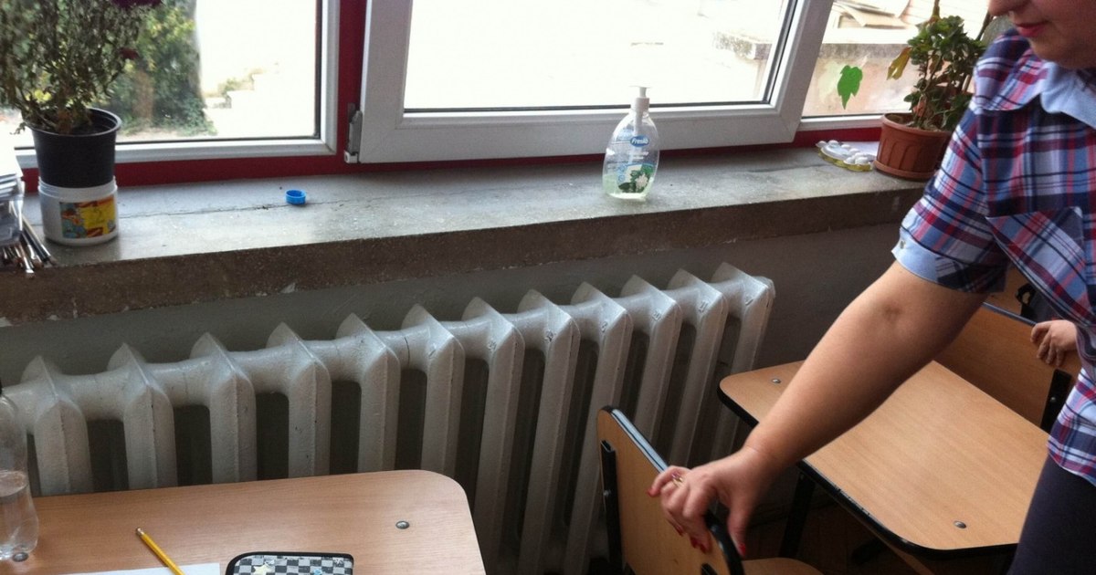 The students from Focșani learn with their jackets on. High school principal: "We have 16 grades in classes." Who is to blame and how will the problem be solved