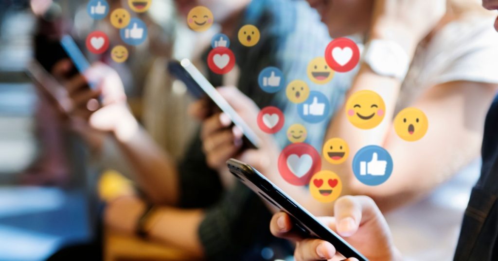 The use of social networks can prevent depression in the elderly, a study shows