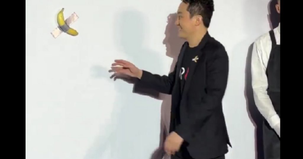Video Banana stuck to the wall, sold for millions of dollars, was eaten. Bizarre decision of the new owner