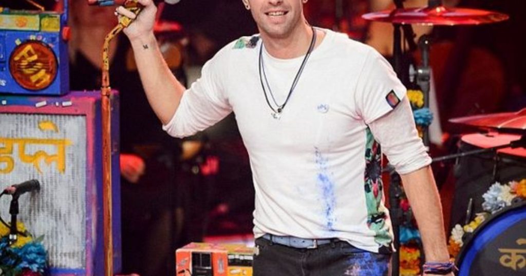 Video Clips of suspense in Melbourne. Coldplay's frontman falls off the stage during a concert