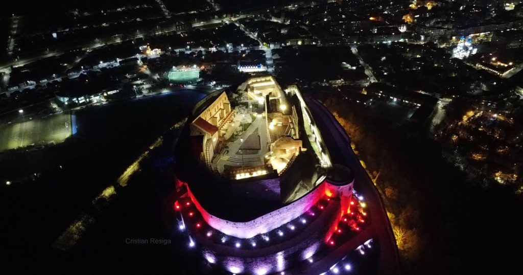 Video Large citadel in western Romania, unrecognizable at night. How it looks after it has been ambiently lit