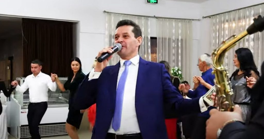 Video The Fiddler Mayor. A mayor from Mehedinți, accused of rounding up his income at weddings and parties: "He does one more song, because there is no money to support the family"
