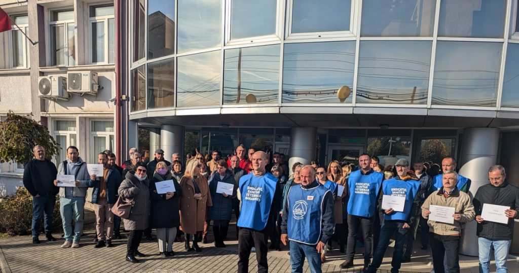 Video Veterinarians are on strike. "We want equal wages!". They threaten to block activity in factories and slaughterhouses