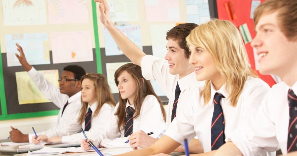 Why don't we have a school like outside. The Finnish model vs the Romanian model. Teacher: "I also missed the last train"