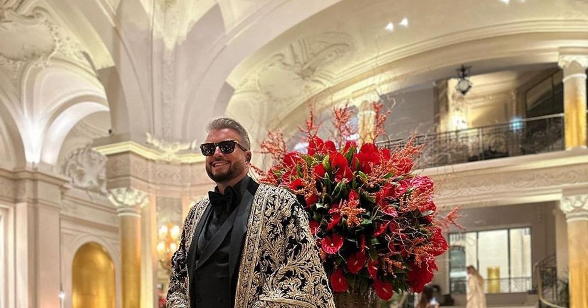 Botezatu managed to steal all the eyes in Monaco with his extravagant outfit. The colossal sum that the gold-stitched cloak amounts to
