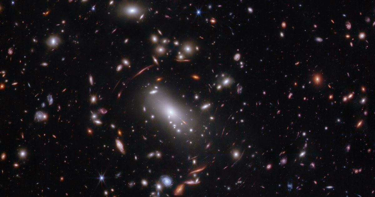 Galaxy of "Christmas lights". Spectacular images captured, for the first time, by the NASA telescope
