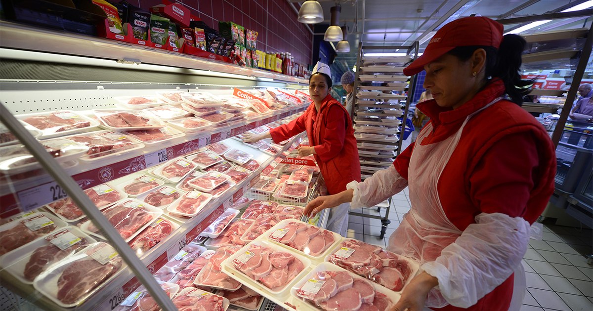 Health risks before Christmas: What ANSVSA found in meat shops. Fines of millions of lei