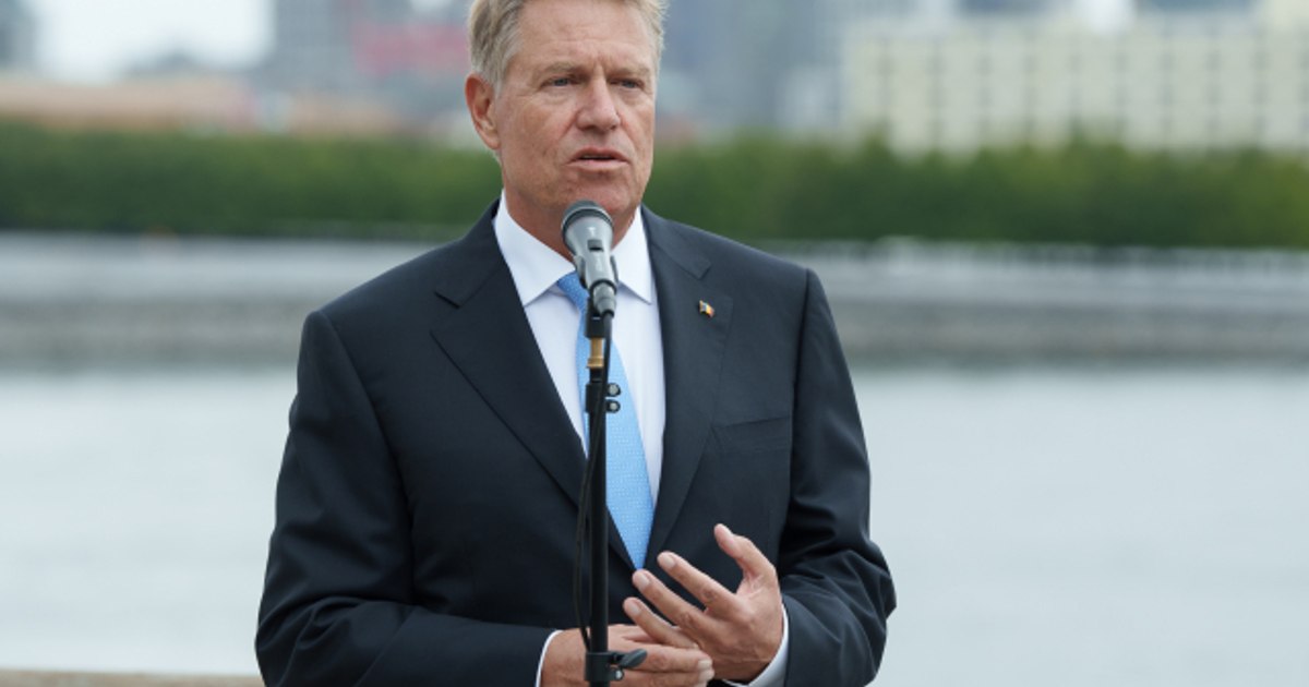 Klaus Iohannis decorated his former and current presidential advisers