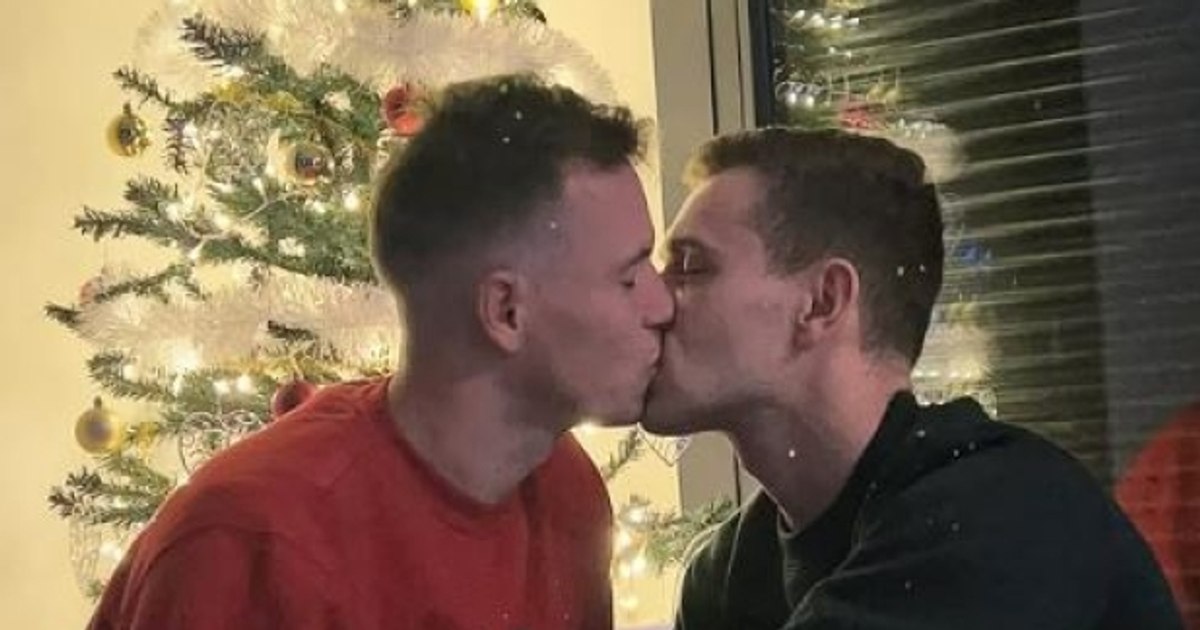 Răzvan's colleague Marin from Cagliari kisses his lover next to the Christmas tree
