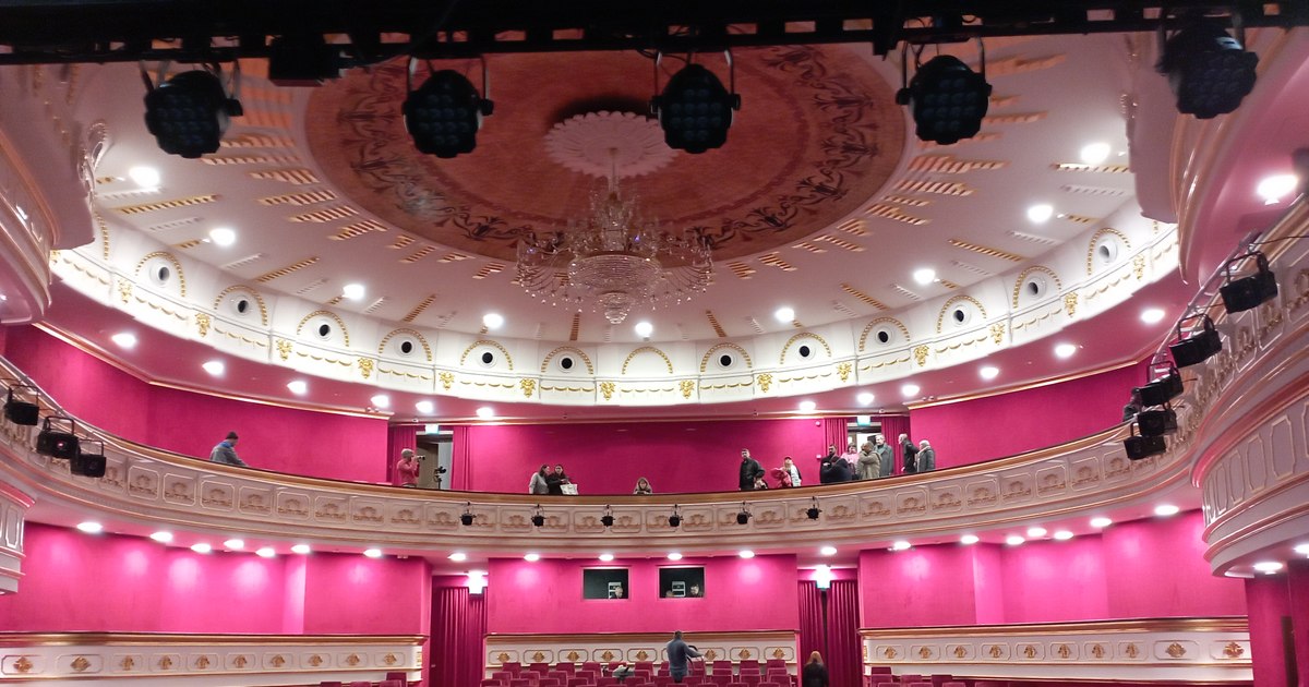 The luxury architectural jewel rehabilitated with millions of euros. The first rehearsals, after 10 years, in one of the most beautiful theaters in Romania