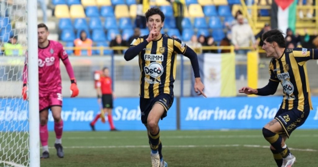 Video Italian federation opens investigation after Benito Mussolini's great-grandson was 'honoured' with fascist salute