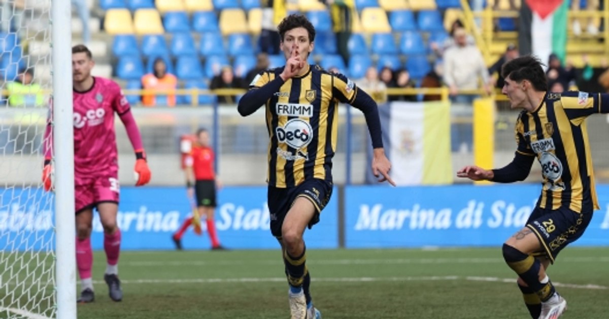 Video Italian federation opens investigation after Benito Mussolini's great-grandson was 'honoured' with fascist salute