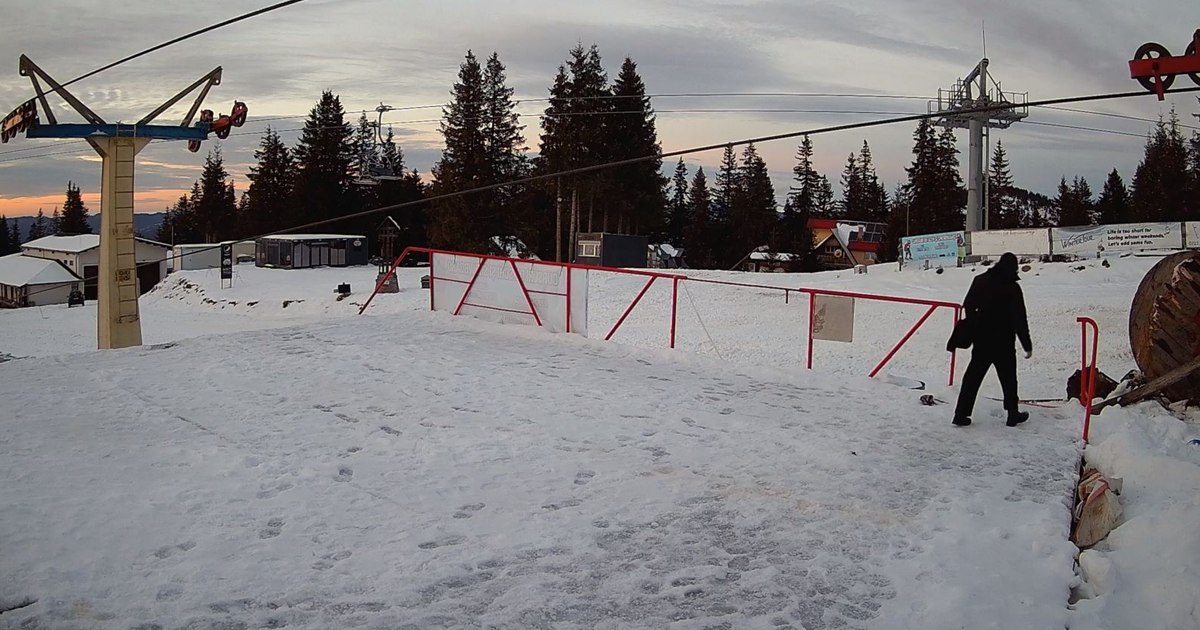 Video Mountain resort dependent on a five-decade-old chairlift. It's been empty since the facility has been on the stilts