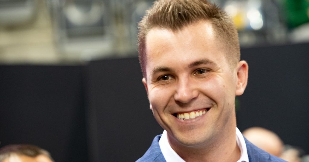 Who is behind the Transylvanian who brings stars on the conveyor belt to the Sports Festival. Ronaldinho, last on the list