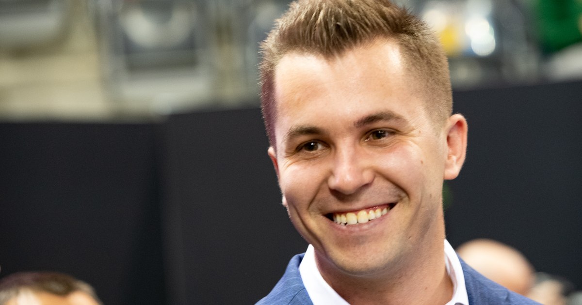 Who is behind the Transylvanian who brings stars on the conveyor belt to the Sports Festival. Ronaldinho, last on the list