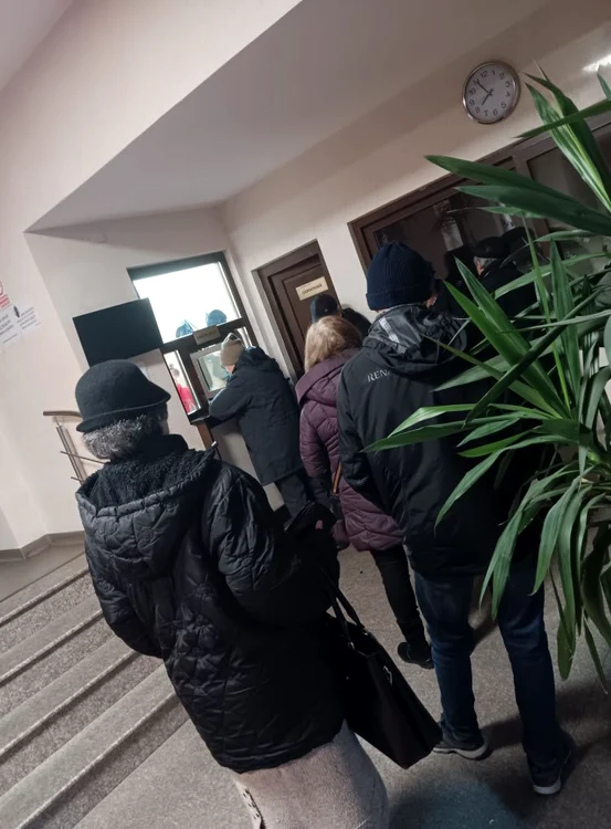People are queuing for subscriptions at the Pitesti Philharmonic PHOTO Facebook