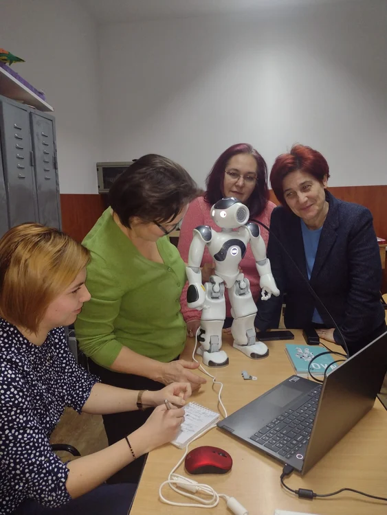 With the humanoid robot PHOTO Kindergarten Șotron