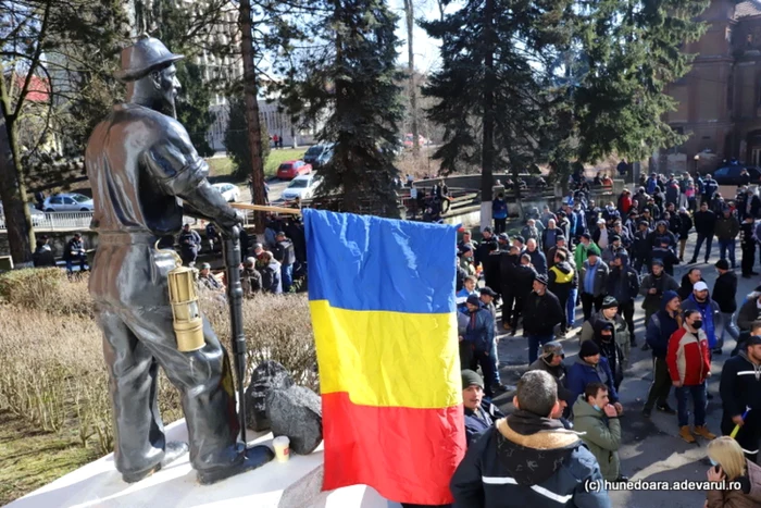 The statue of the miners in front of the headquarters of the mining company in Petroșani. Photo: Daniel Guță. TRUTH