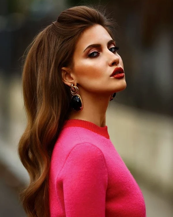 Iulia Albu, a very endeavored fashion critic of Facebook photo