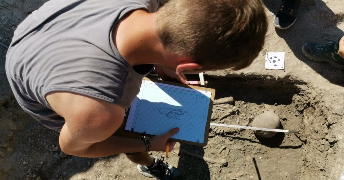How to play the Romanian state of its archaeological treasures. Gothic cities, old graves and settlements left by the hut at the archaeological poachers' timber