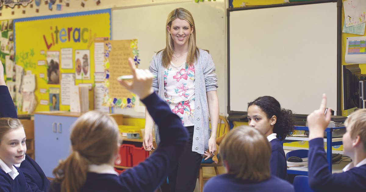 The Romanian teacher, "a sad king, left without a kingdom". Why Romanians have lost faith in teachers: "No one respects poverty"