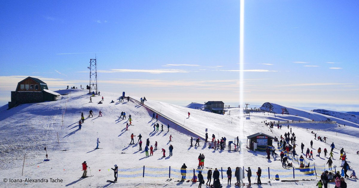 The first day of the year, perfect for winter sports enthusiasts in Sinaia. People queued at the chairlift