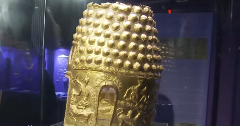 The golden helmet from Coțofenești was used as a waterer for chickens, after being found by a group of children 100 years ago