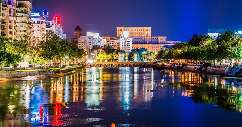 The price of a luxury apartment in the center of the capital shocks. "Is diamonds?" vs. "In the kitchen you have to stay on your knees to cook"